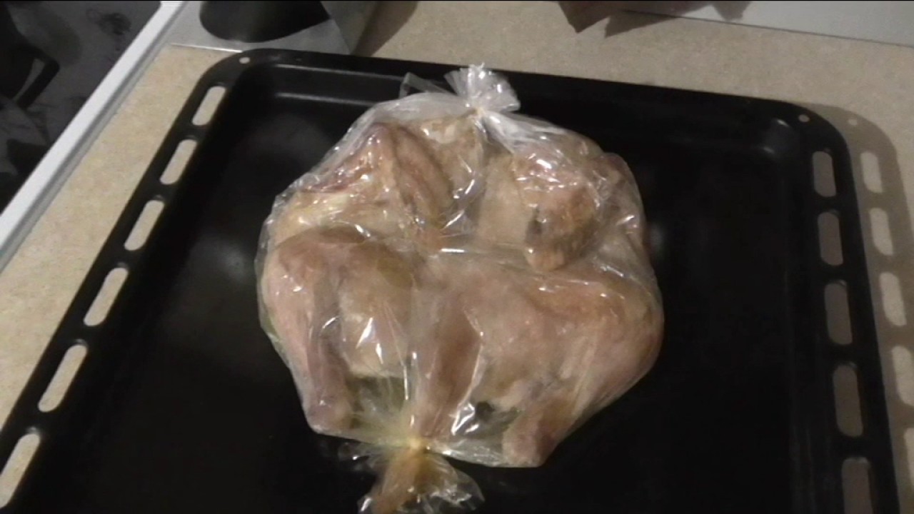 Пакет для запекания курицы. Курица пакет с водой. Курица маринованная в пакете для запекания с мукой. Курица в пакете в духовке подпалился.