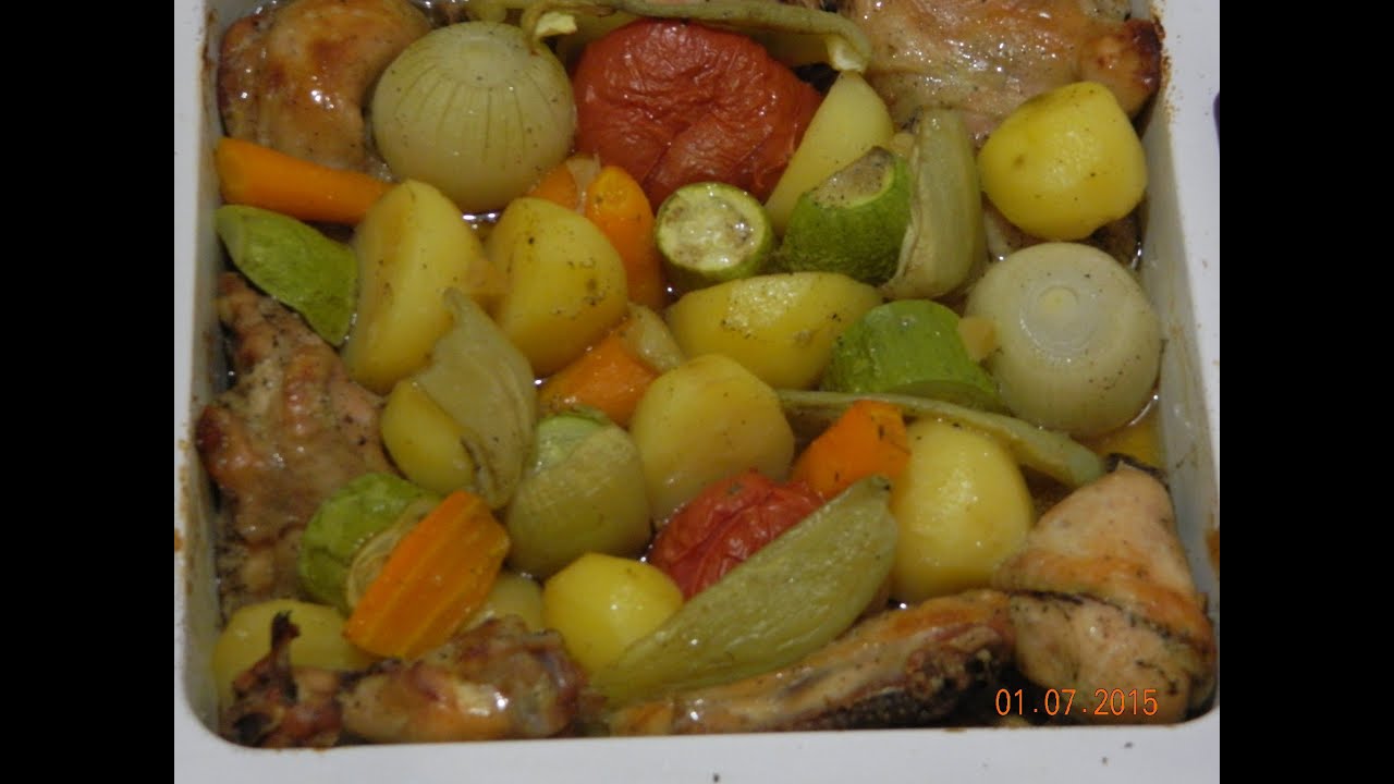 Духовке овощи видео. Мясо с овощами в духовке. Мясо с овощами в рукаве в духовке. Запеченные овощи в рукаве. Курица с овощами в духовке в рукаве.