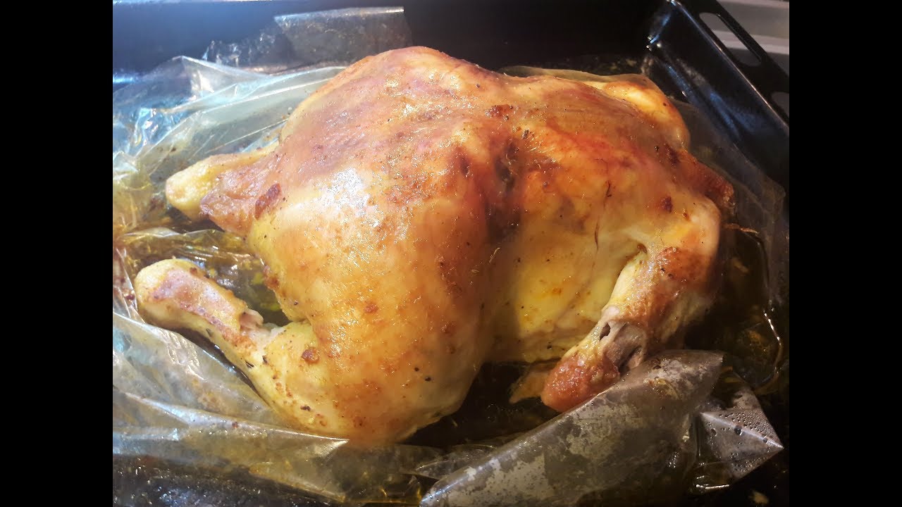 Курица запеченная в рукаве в духовке. Курица в рукаве в духовке. Курица в духовке целиком в рукаве. Сочная Курочка в рукаве.
